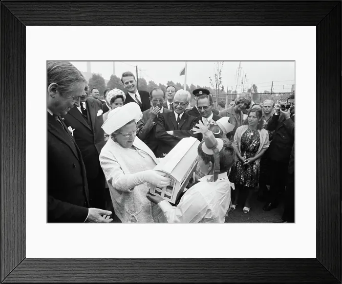 Framed Print : Anefo photo collection. Queen Juliana visits a regional caravan center in Utrecht Framed Print : Anefo photo collection. Queen Juliana visits a regional caravan center in Utrecht
