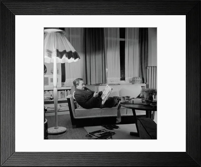 Framed Print : Poll photo collection. Reporting EPPO Doeve. Eppo Doeve at home on the couch. December 1951. Amsterdam, Noord-Holland Framed Print : Poll photo collection. Reporting EPPO Doeve. Eppo Doeve at home on the couch. December 1951. Amsterdam, Noord-Holland