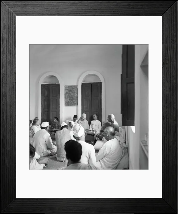 Framed Print : Mahatma Gandhi in a meeting at Delhi Framed Print : Mahatma Gandhi in a meeting at Delhi