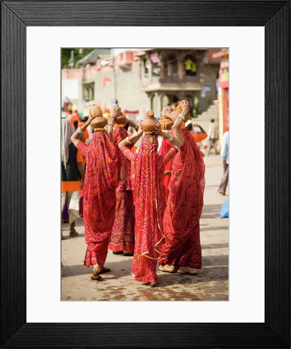 Framed Print : Woman holding ritual pot, kumbh mela, ujjain, madhya pradesh, india, asia Copyright: xArunxMishra / DinodiaxPhotox Framed Print : Woman holding ritual pot, kumbh mela, ujjain, madhya pradesh, india, asia Copyright: xArunxMishra / DinodiaxPhotox