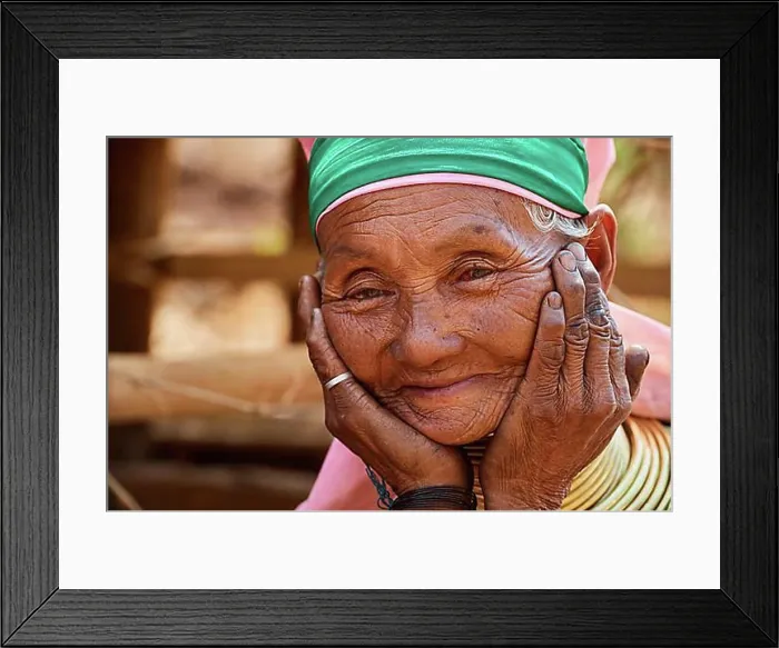 Framed Print : Portrait of a woman from Kayan Lahwi with brass neck wrap and traditional clothing