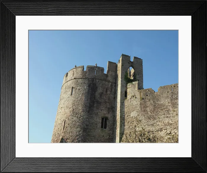 Framed Print : Ruinen der Burg Chepstow Castell Cas-gwent auf Walisisch in Chepstow Framed Print : Ruinen der Burg Chepstow Castell Cas-gwent auf Walisisch in Chepstow