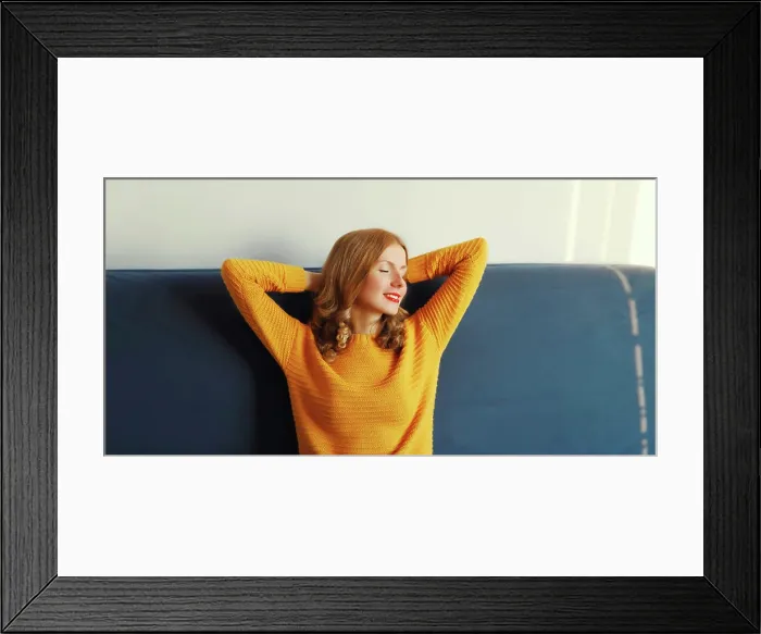 Framed Print : Glückliche entspannte junge Frau genießt zu Hause Framed Print : Glückliche entspannte junge Frau genießt zu Hause