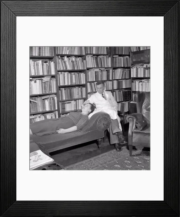 Framed Print : At the Psychologist. A woman is lying on a couch in a psychologist, visibly hypnotized. Sweden 1954. ref 2776 Framed Print : At the Psychologist. A woman is lying on a couch in a psychologist, visibly hypnotized. Sweden 1954. ref 2776