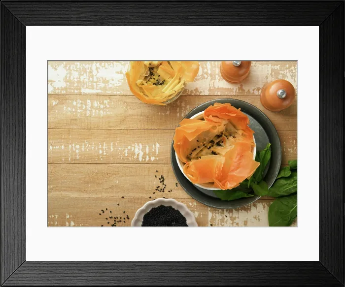 Framed Print : Filo-Pasteten mit weichem Feta-Käse und Spinat in Keramikformen auf alten Holztisch Hintergrund Framed Print : Filo-Pasteten mit weichem Feta-Käse und Spinat in Keramikformen auf alten Holztisch Hintergrund