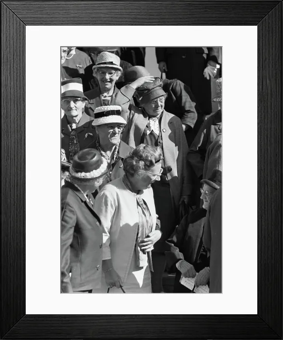 Framed Print : Anefo photo collection. Koningin Juliana Zangkoor van Rotterdamse elderly on Palace Soestdijk received