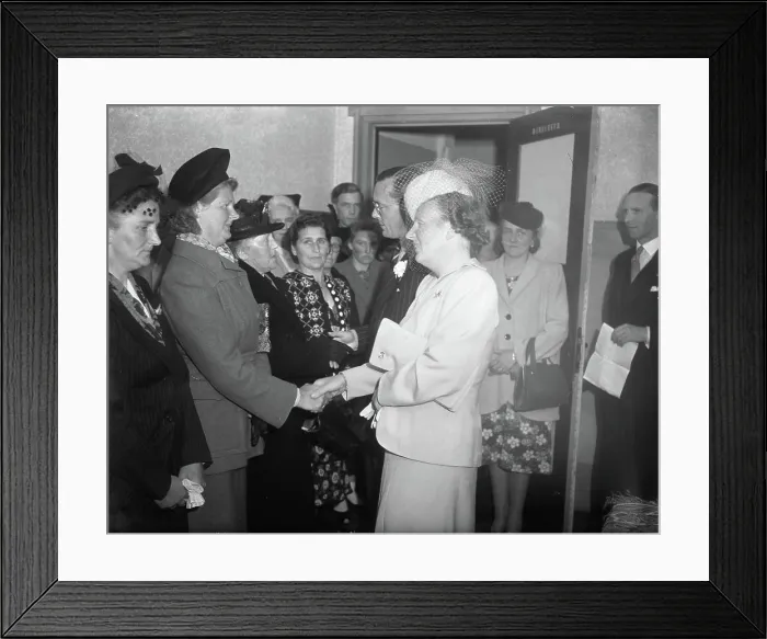 Framed Print : Anefo photo collection. Princely family on Terschelling princely couple surrounded by family members Framed Print : Anefo photo collection. Princely family on Terschelling princely couple surrounded by family members