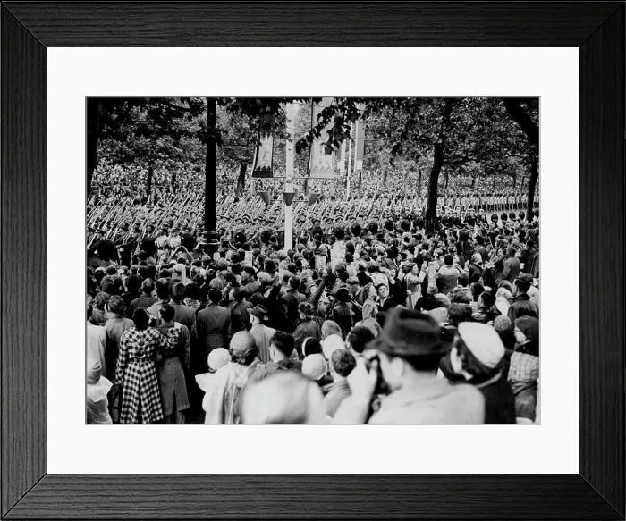 Framed Print : Australian troops seen marching in the Procession along the Mall watched with great interest by the huge crowds Framed Print : Australian troops seen marching in the Procession along the Mall watched with great interest by the huge crowds