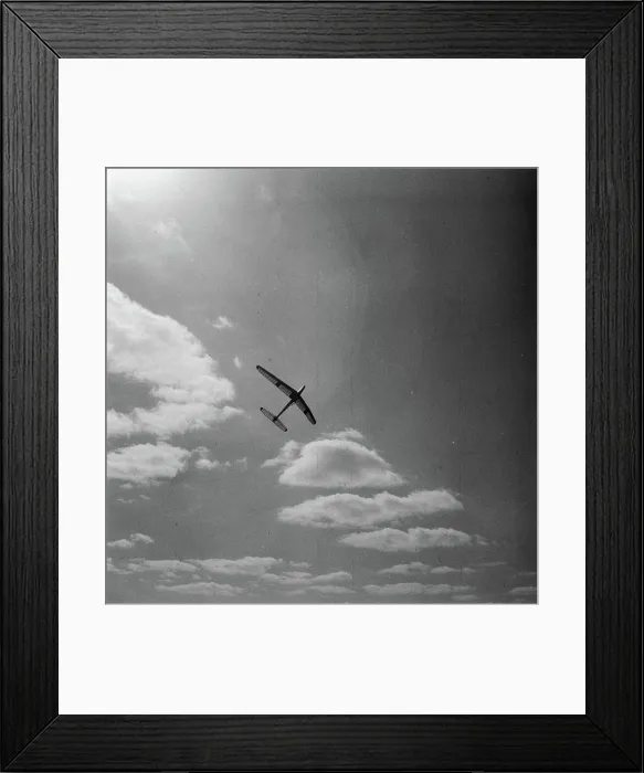 Framed Print : Anefo photo collection. Gliding to Velp. Models. August 29, 1948. Gelderland, Velp