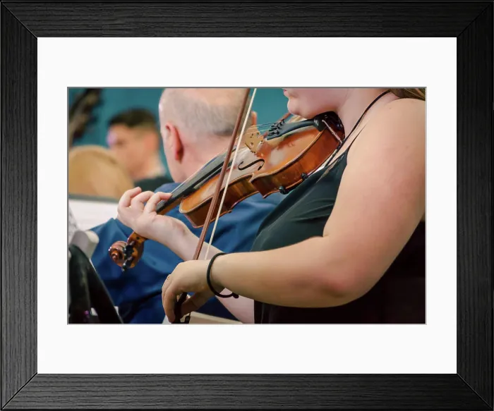 Framed Print : weibliche musikerin Framed Print : weibliche musikerin