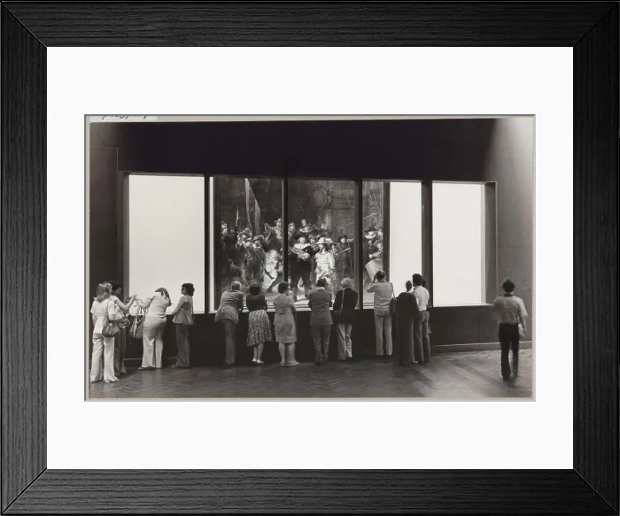 Framed Print : Nachtwacht achter een scheidingswand met vensters waar publiek doorheen kijkt Framed Print : Nachtwacht achter een scheidingswand met vensters waar publiek doorheen kijkt