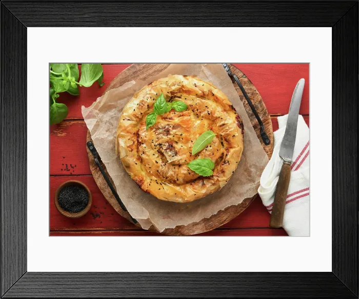 Framed Print : Köstliche Kuchen Spanakopita mit weichem Feta-Käse und Spinat auf alten roten Holztisch Hintergründe Framed Print : Köstliche Kuchen Spanakopita mit weichem Feta-Käse und Spinat auf alten roten Holztisch Hintergründe