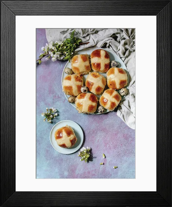Framed Print : Heiße Brötchen Homemade Easter traditional hot cross buns on ceramic plate with blossom cherry branches