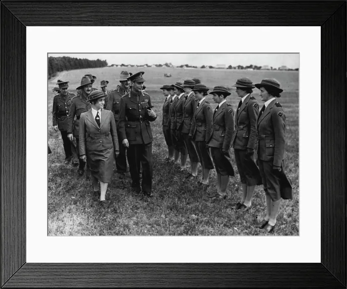 Framed Print : H.M. The King Visits Australian Troops in The South Of England - The King chatting to an Australian officer Framed Print : H.M. The King Visits Australian Troops in The South Of England - The King chatting to an Australian officer