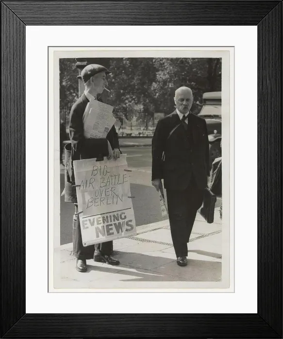 Framed Print : De kersverse premier Pieter Gerbrandy loopt naar het Nederlandse hoofdkwartier in Londen Framed Print : De kersverse premier Pieter Gerbrandy loopt naar het Nederlandse hoofdkwartier in Londen