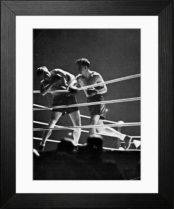 Framed Print : Strickland (on right) lands punishing right hand blows on Neusel Framed Print : Strickland (on right) lands punishing right hand blows on Neusel