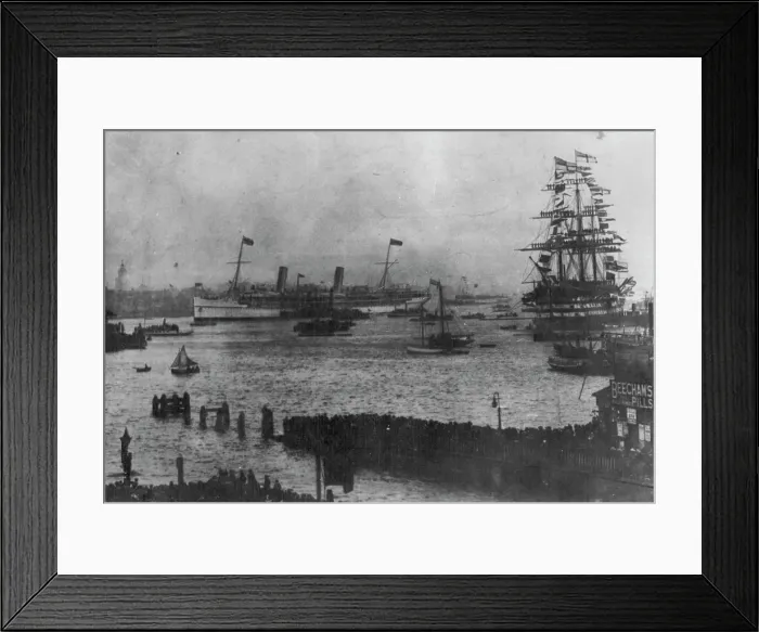 Framed Print : The 'Ophir' enters Portsmouth Harbour with the Prince and Princess of Wales aboard (King George and Queen Mary)