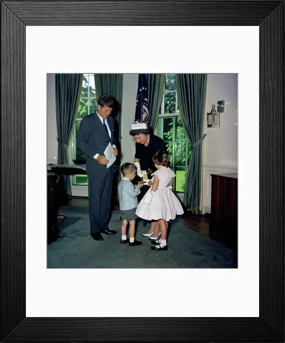 Framed Print : Presentation of a medal (posthumous) for LCDR Victor A