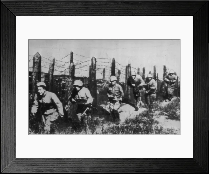 Framed Print : Stalingrad's Defenders Move Up -- Red soldiers; fighting in defense of Stalingrad Framed Print : Stalingrad's Defenders Move Up -- Red soldiers; fighting in defense of Stalingrad