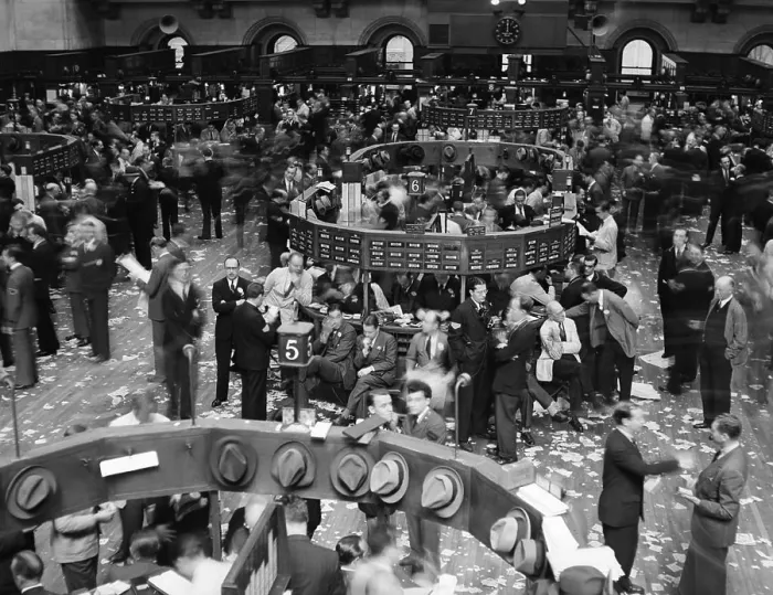 Framed Print : 1940s TRADING IN PROGRESS ON FLOOR OF NEW YORK STOCK EXCHANGE NYC USA Framed Print : 1940s TRADING IN PROGRESS ON FLOOR OF NEW YORK STOCK EXCHANGE NYC USA