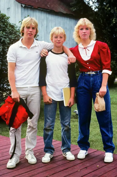 Framed Print : 1980s THREE BLOND TEENAGERS BROTHERS SISTERS STANDING TOGETHER LOOKING AT CAMERA ON FIRST DAY OF SCHOOL