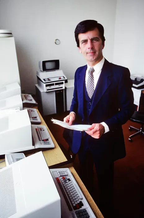 Framed Print : 1980s MAN COMPUTER SYSTEMS SALESMAN STANDING LOOKING AT CAMERA IN A ROOM WITH EARLY HARDWARE MONITORS AND KEYBOARDS Framed Print : 1980s MAN COMPUTER SYSTEMS SALESMAN STANDING LOOKING AT CAMERA IN A ROOM WITH EARLY HARDWARE MONITORS AND KEYBOARDS