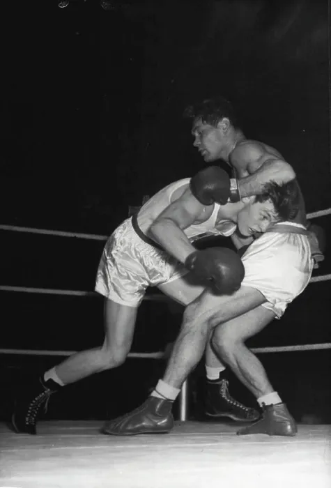 Framed Print : Amateur Boxing - L. Newman - white vest (Gt)