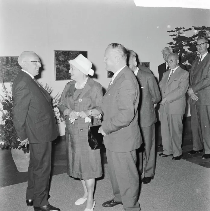 Framed Print : Anefo photo collection. Three aldermen said goodbye, steinmetz, from t Hull e in t field. September 3, 1962 Framed Print : Anefo photo collection. Three aldermen said goodbye, steinmetz, from t Hull e in t field. September 3, 1962