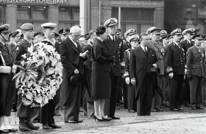 Framed Print : Anefo photo collection. Commemoration at the National Monument on Dam Square in the presence of the Royal Couple