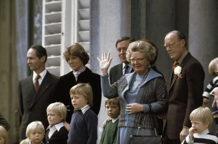 Framed Print : Anefo photo collection. Defile Soestdijk 1976; Koninign Juliana Wuift public. April 30, 1976. Soestdijk, Utrecht Framed Print : Anefo photo collection. Defile Soestdijk 1976; Koninign Juliana Wuift public. April 30, 1976. Soestdijk, Utrecht