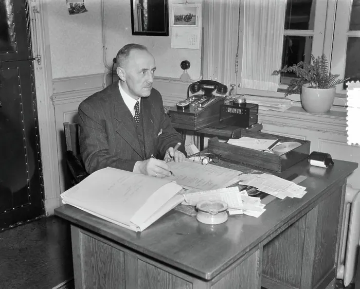 Framed Print : Anefo photo collection. Dr. Beel receives room keeper. July 28, 1952 Framed Print : Anefo photo collection. Dr. Beel receives room keeper. July 28, 1952