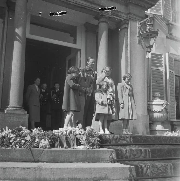 Framed Print : Anefo photo collection. Flower Defile Soestdijk. Royal family bordes. April 30, 1953. Soestdijk, Utrecht