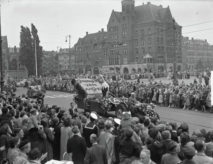 Framed Print : Anefo photo collection. Flower parade of Aalsmeer in Amsterdam. September 9, 1950. Amsterdam, Noord-Holland Framed Print : Anefo photo collection. Flower parade of Aalsmeer in Amsterdam. September 9, 1950. Amsterdam, Noord-Holland