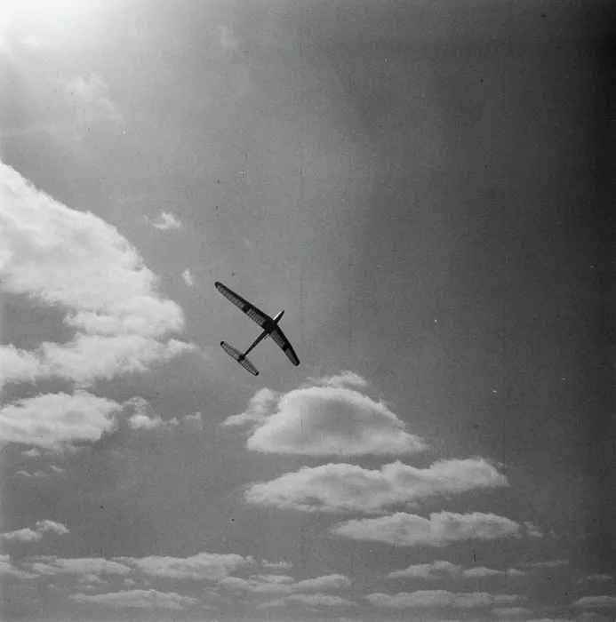 Framed Print : Anefo photo collection. Gliding to Velp. Models. August 29, 1948. Gelderland, Velp