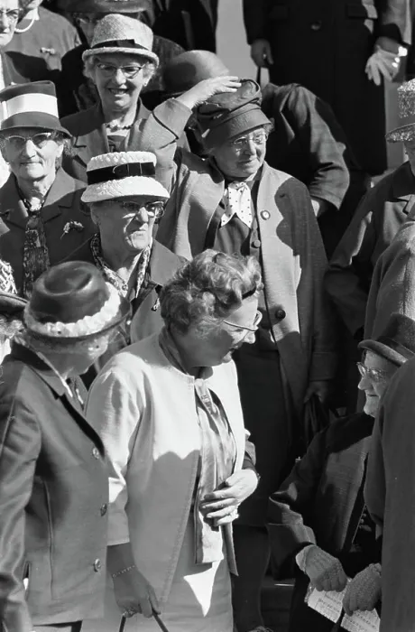 Framed Print : Anefo photo collection. Koningin Juliana Zangkoor van Rotterdamse elderly on Palace Soestdijk received
