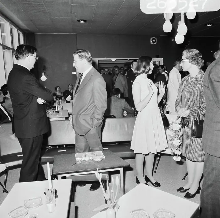 Framed Print : Anefo photo collection. Mission Vaz Dias, transfer operating room in Nijmegen. April 16, 1973. Nijmegen Framed Print : Anefo photo collection. Mission Vaz Dias, transfer operating room in Nijmegen. April 16, 1973. Nijmegen