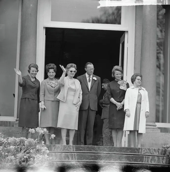 Framed Print : Anefo photo collection. Party on Soestdijk, the royal family owes the big crowd. April 30, 1963. Soestdijk, Utrecht