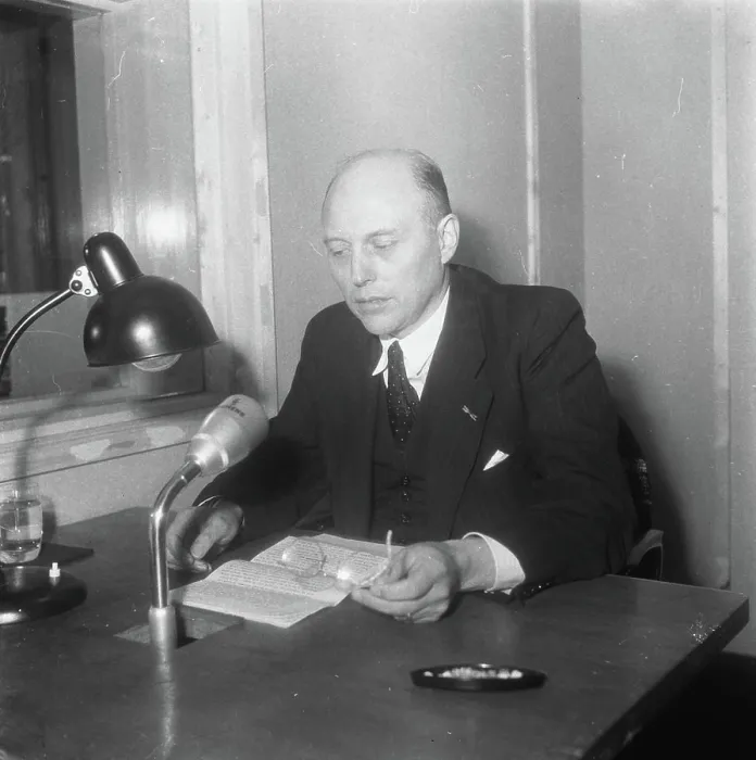 Framed Print : Anefo photo collection. Prime Minister Schermerhorn for the radio microphone. October 1945