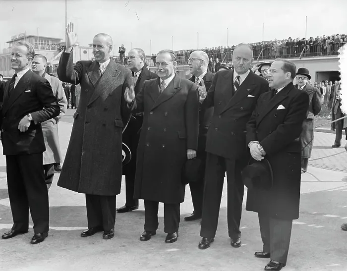 Framed Print : Anefo photo collection. Queen Juliana Prince Bernhard visit America. cabinet wave out. March 30, 1952. Schiphol Framed Print : Anefo photo collection. Queen Juliana Prince Bernhard visit America. cabinet wave out. March 30, 1952. Schiphol