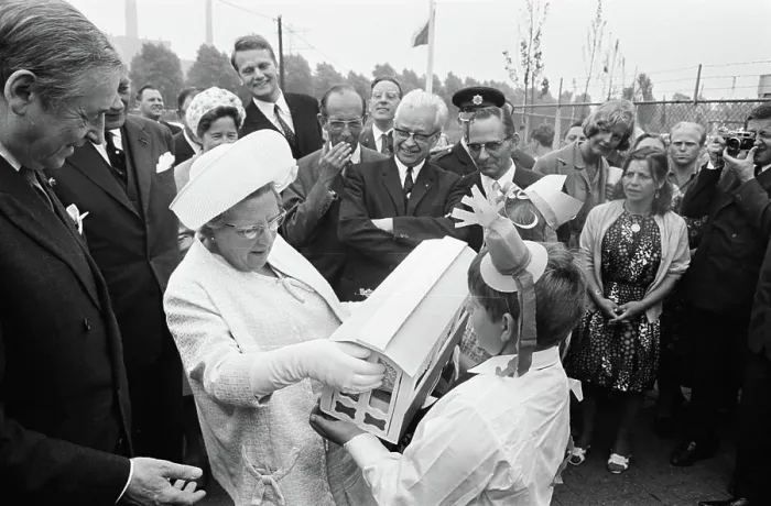 Framed Print : Anefo photo collection. Queen Juliana visits a regional caravan center in Utrecht Framed Print : Anefo photo collection. Queen Juliana visits a regional caravan center in Utrecht