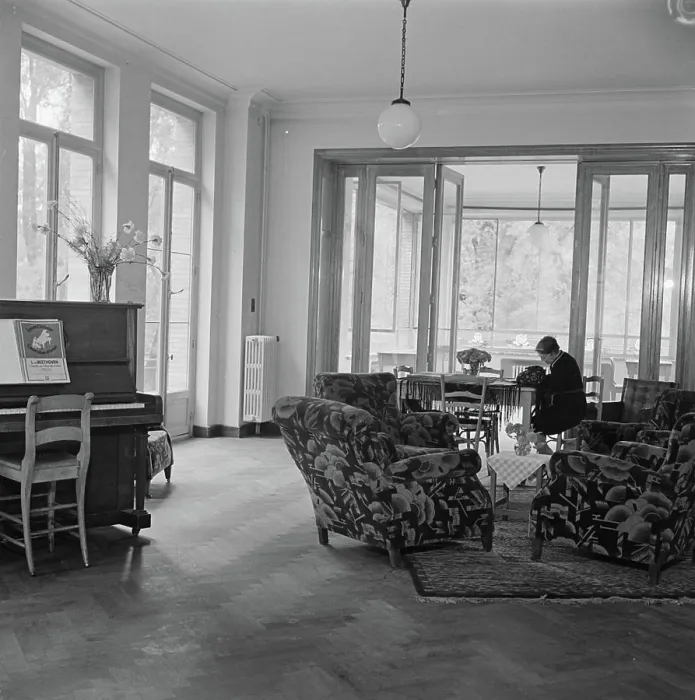 Framed Print : Anefo photo collection. Repatriation: Brussels