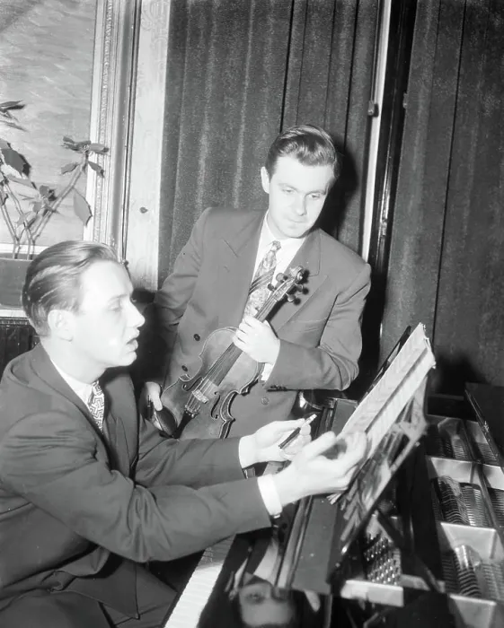 Framed Print : Anefo photo collection. Russian musicians in our country J. Beszodmi. December 29, 1953