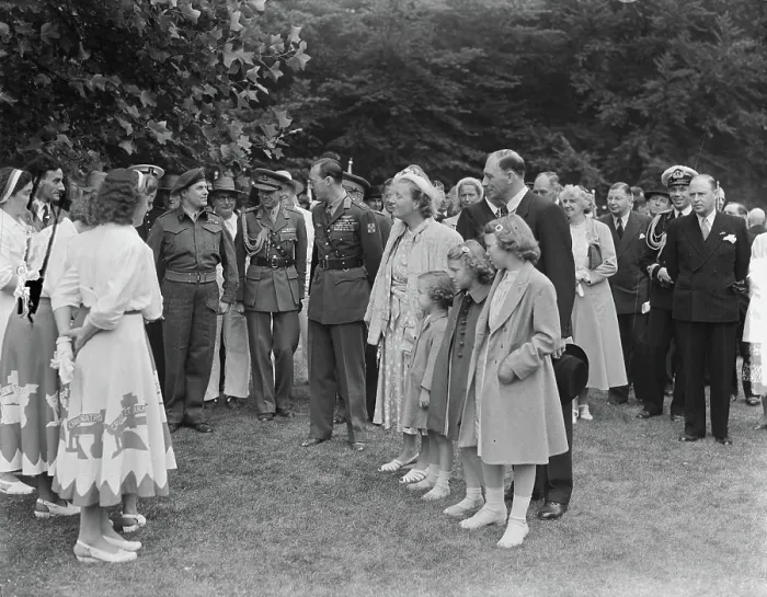 Framed Print : Anefo photo collection. Soestdijk, royal family in conversation. July 8, 1949. Soestdijk, Utrecht