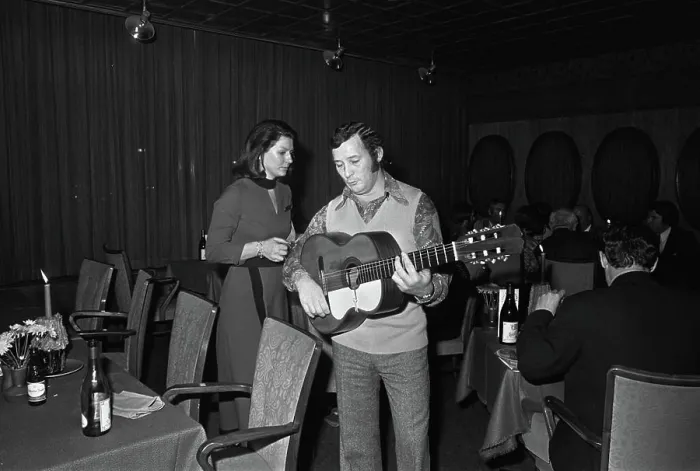 Framed Print : Anefo photo collection. Troubadour in Esso Motor Hotel, commission Het Parool. December 15, 1972 Framed Print : Anefo photo collection. Troubadour in Esso Motor Hotel, commission Het Parool. December 15, 1972