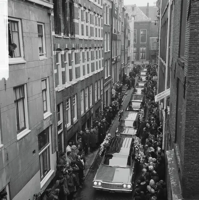 Framed Print : Anefo photo collection. Uitvaart Victims Brand Bethanienstraat. February 10, 1966