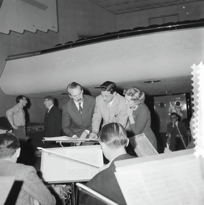 Framed Print : Anefo photo collection. Vera Lynn rehearses with Dolf van de Linden for NCRV. November 18, 1959 Framed Print : Anefo photo collection. Vera Lynn rehearses with Dolf van de Linden for NCRV. November 18, 1959