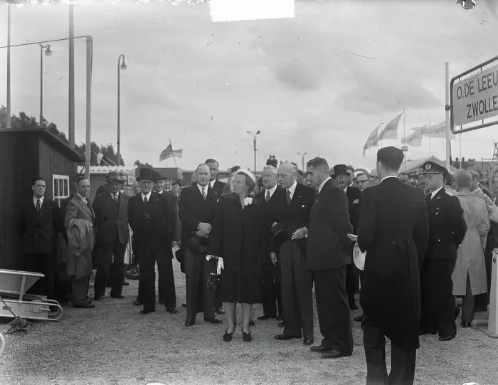 Framed Print : Anefo photo collection. Visit Queen Juliana to Jaarbeurs. September 12, 1950. Utrecht, Utrecht Framed Print : Anefo photo collection. Visit Queen Juliana to Jaarbeurs. September 12, 1950. Utrecht, Utrecht
