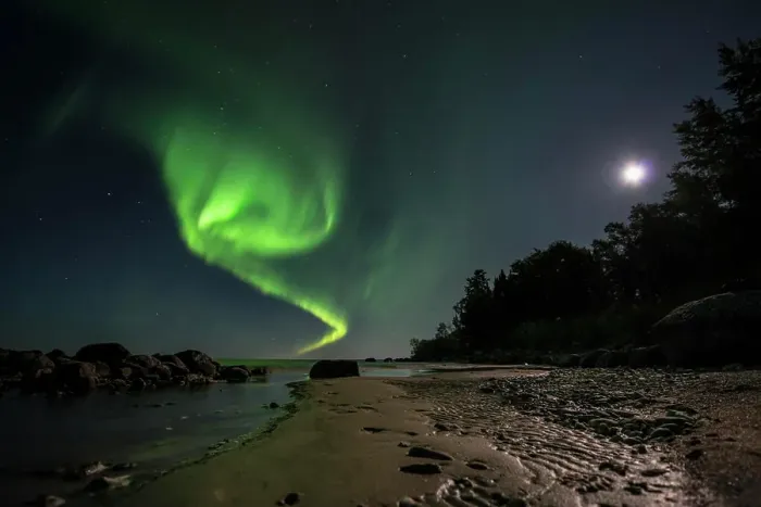 Framed Print : Aurora dancing over water under a full moon in Lake Winnipeg, Manitoba Canada Framed Print : Aurora dancing over water under a full moon in Lake Winnipeg, Manitoba Canada