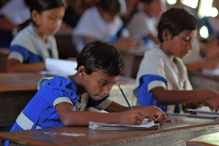 Framed Print : BANGLADESH, Jessore. Schoolgirls wearing their blue school uniform, sitting at their desk and studying conscientiously Framed Print : BANGLADESH, Jessore. Schoolgirls wearing their blue school uniform, sitting at their desk and studying conscientiously