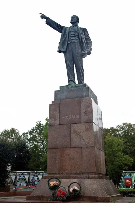 Framed Print : Belarus, Brest, Lenin Statue at Lenin Square Framed Print : Belarus, Brest, Lenin Statue at Lenin Square